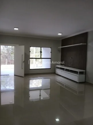 Imagem Casa térrea moderna, construída há apenas 2 anos, em terreno de 250 m² com 138,35 m² de área c...