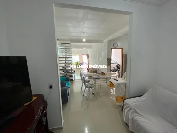 Imagem Casa Sobrado Semi-Mobiliada à Venda com 03 Suítes sendo 01 com Sacada Localizado no Centro de Balneário Camboriú - SC