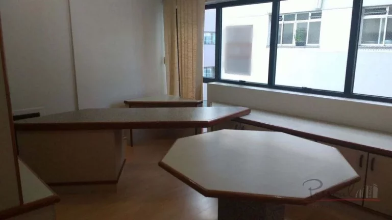 Imagem Sala comercial com área privativa de 60,79m² e área total de 101,02m². SEMI MOBILIADA. O Centro ...