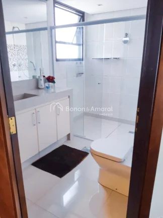 Imagem Descubra o conforto e a sofisticação deste amplo e espaçoso apartamento reformado, localizado no ...