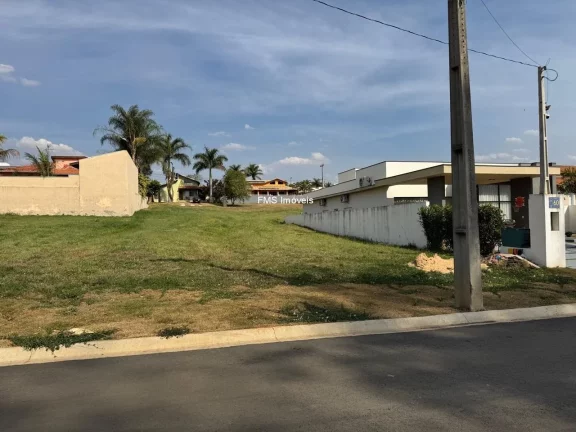 Imagem OPORTUNIDADE! Lote com 450m² em frente ao lago e no asfalto em condomínio fechado - Ninho Verde I