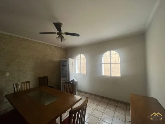 Imagem Casa Comercial para locação próximo a Samuel Martins com vagas de 45 na frente para estacionamento de cliientes