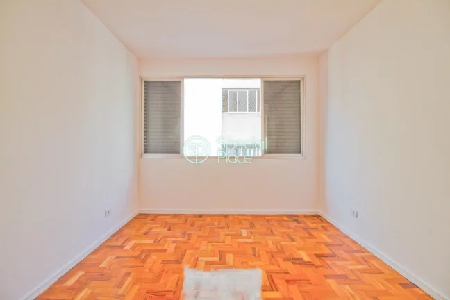 Imagem Apartamento com 3 dormitórios ( 1 suíte ) e 1 vaga na garagem. Amplo living para 3 ambientes e com...