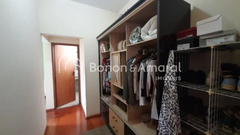 Imagem Localizada no charmoso condomínio Mirante do Lenheiro, esta ampla e aconchegante casa oferece o equ...