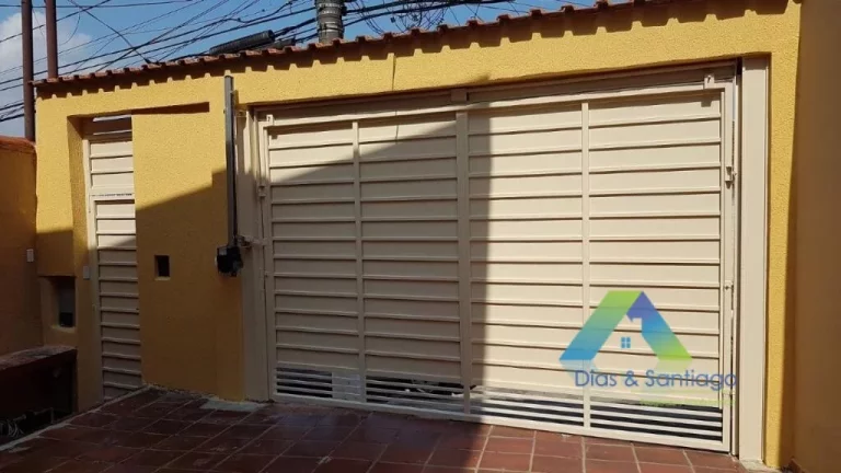 Imagem Sobrado 2 dormitórios amplos (amplos mesmo!) com janelas antirruído, quintal e garagem com 4 vagas, espaçosa varanda e uma edícula para você ter se