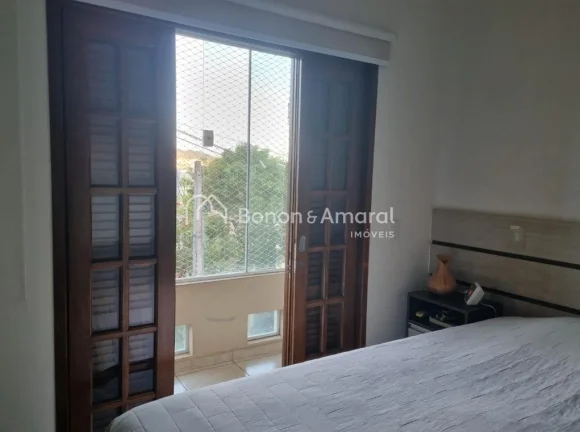 Imagem Casa aconchegante à venda no bairro Capuava, em Valinhos/SP, com ambientes espaçosos e cercada por...