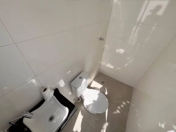 Imagem CASA SOBREPOSTA BAIXA NOVA EM FINO ACABAMENTO NO EMBARÉ