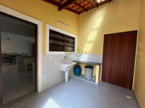 Imagem Casa à Venda – 3 Dormitórios com Suíte, Pertíssimo do Mar em Peruíbe