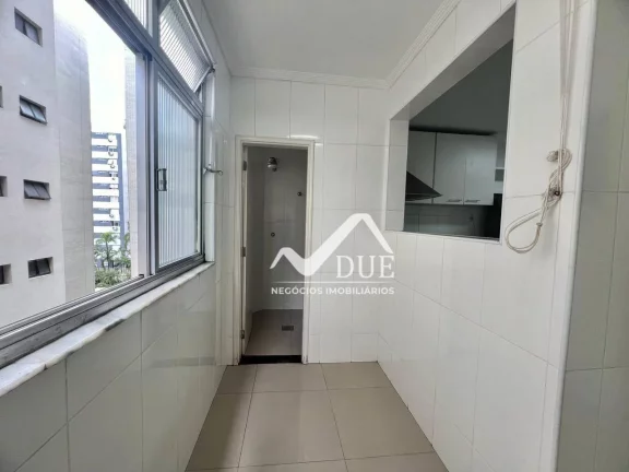 Imagem Ótimo Apartamento 2 dormitórios mais dependência na quadra da praia Aparecida em Santos