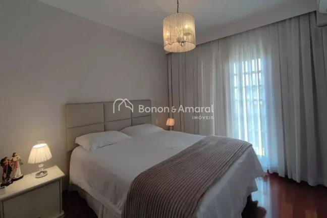 Imagem Localizada em Campinas, esta casa em condomínio oferece uma experiência única de conforto e conve...