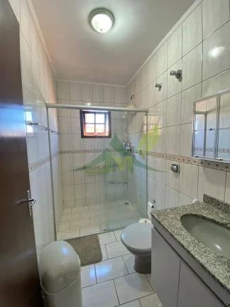 Imagem Casa Espaçosa e Aconchegante à Venda no Bairro Loanda, Atibaia/SP