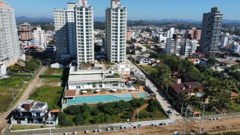 Imagem Seu Frente Mar em Balneário Piçarras, no bairro Itacolomi, com 03 quartos sendo 01 suíte em um resort, com mais de 30 opções de lazer e piscina com borda infinita de frente pro mar.