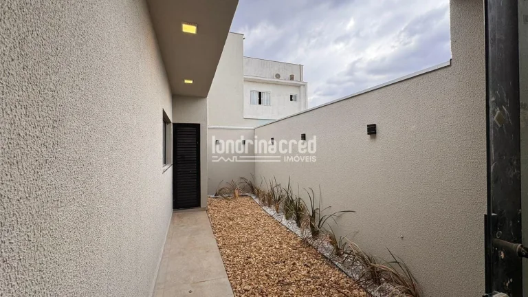 Imagem **Casa à venda no Condomínio Morada das Flores com 3 dormitórios, 1 suíte, banheiro social, 2 vagas de garagem e 85m² construídos em terreno de 125m²**