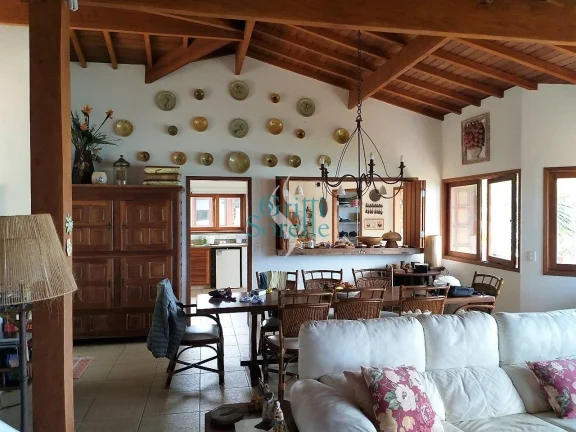 Imagem Casa Alto Padrão À Venda, Condominio Fechado na Praia das Toninhas - Ubatuba/SP.