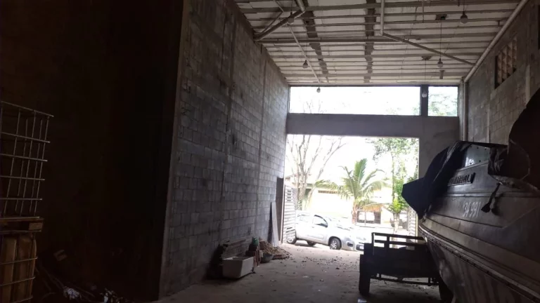 Imagem Barracão Comercial com 150 metros com 01 dormitório, cozinha e banheiro social. Varias vagas de ga...