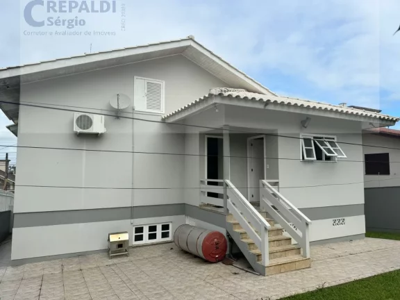 Imagem Impecável casa à venda em Bairro Michel Criciúma-SC, Centro: 3 quartos, 1 suíte, 2 salas, 3 banheiros, 4 vagas de garagem, 200m² de área.