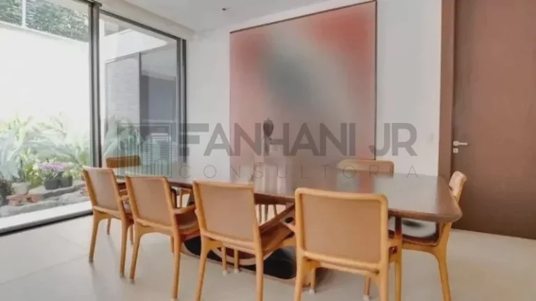 Imagem Descubra a verdadeira definição de luxo e sofisticação nesta deslumbrante casa no condomínio fechado do Jardim Europa. Com uma construção impecável de