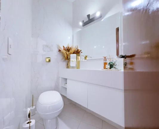 Imagem Imóvel de luxo em Cotia-SP: Casa à venda ou locação com 7 quartos, 5 suítes, 3 salas e 2.500 m² de área em Chácaras dos Lagos.