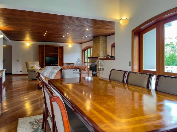 Imagem Casa à venda em Campos do Jordão, estilo clássico e conforto incomparável!