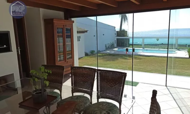 Imagem Casa com 4 dormitórios frente mar!