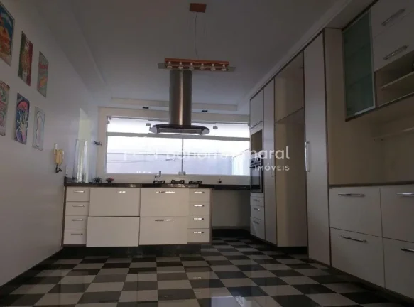 Imagem Linda residência disponível para venda no prestigiado condomínio Moinho do Vento, um dos mais exc...