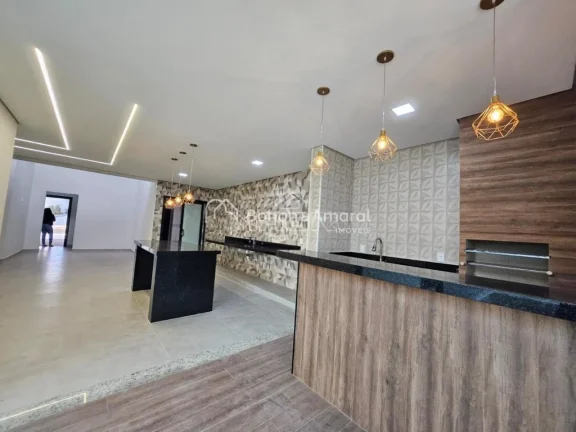 Imagem Moderna e recém-construída, esta casa térrea oferece conforto e elegância em cada detalhe. Com p...