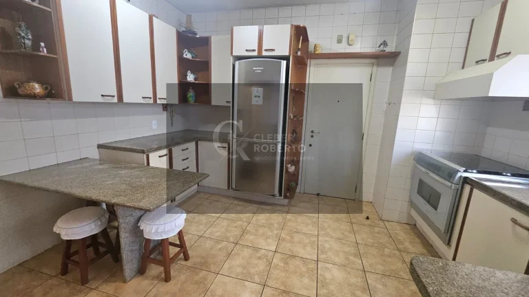 Imagem Apartamento mobiliado e reformado à venda no Centro Com 116,59 m²