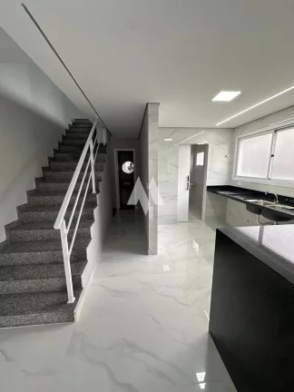 Imagem Casa Sobreposta com 3 dormitórios e 3 suítes com piscina - Boqueirão / Santos