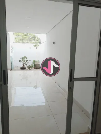 Imagem Casa dos Sonhos à Venda em Cuiabá  Condomínio Malibu Residence Encante-se com esta casa moderna...