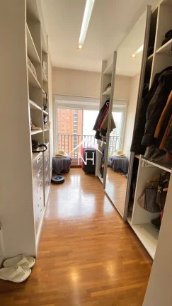 Imagem Lindo Apartamento com pé direito de 3,10m com 350m² sendo 3 suítes (1 master closet duplo e sala de banho ) e 5 vagas