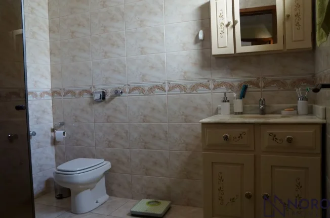 Imagem Casa ampla , 3 dormitórios, suíte,2 vagas de garagem no Bairro Duque de Caxias.