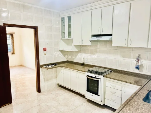 Imagem São 2 casas completas, uma térrea em cima e outra térrea, embaixo, com total privacidade
Tem uma ...