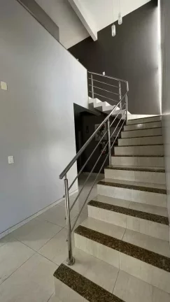 Imagem Casa Alto Padrão com 3 dormitórios sendo 1 suíte e 2 vagas - Floresta | Joinville/SC