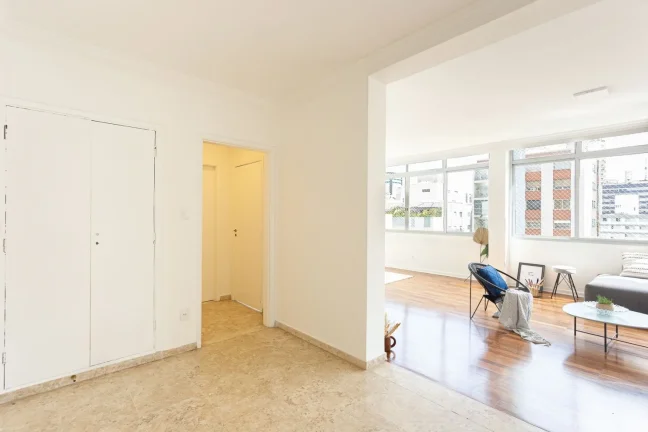 Imagem Apartamento 285M² Reformado, 4Q, 1 Suíte, Sala para 2 Ambientes, 2 Banheiros, 1 Vaga, Banheira, Piscina, Split.