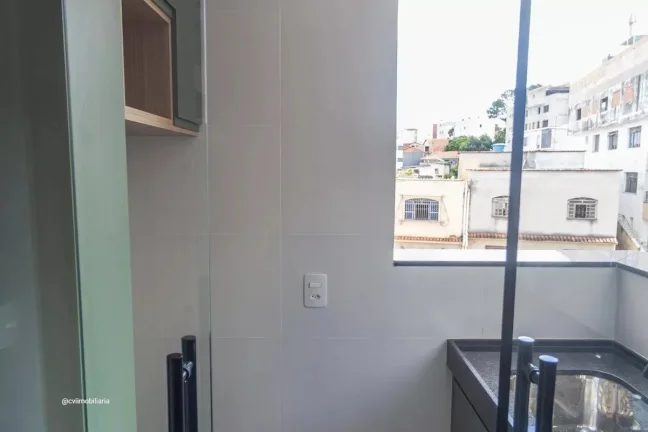 Imagem Imóvel aconchegante à venda com 3 quartos, sendo 1 suíte, e 2 banheiros no total. O condomínio f...