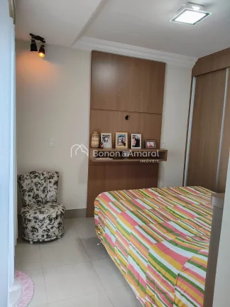Imagem Aconchegante apartamento com excelente projeto de iluminação e rico em armários. O living para do...