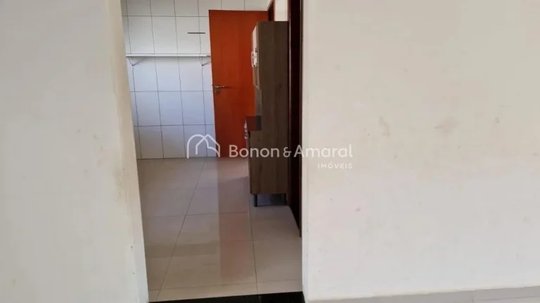 Imagem Casa à venda no Condomínio Campos do Conde em Paulínia. O piso inferior conta com sala para dois ...
