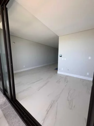 Imagem Apartamento com 3 suítes e 2 vagas de garagem em Piçarras/SC