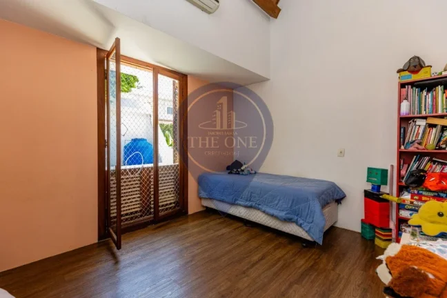 Imagem Casa de luxo na Vila Madalena: 4 quartos, 4 suítes, 2 salas, 6 banheiros, 2 vagas, 376m² - São Paulo-SP.