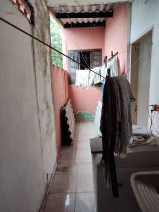 Imagem CASA TÉRREA A VENDA NO JARDIM ALVIVERDE. 2 DORMITÓRIOS, SALA, COZINHA, BANHEIRO, ÁREA DE SERVIÇO E QUINTAL GRANDE. GARAGEM PARA 4 CARROS.