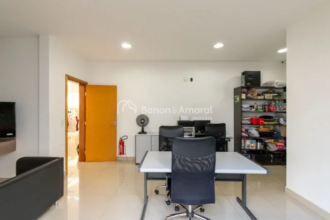 Imagem Apresentamos um galpão comercial com infraestrutura completa, ideal para empresas que buscam um esp...