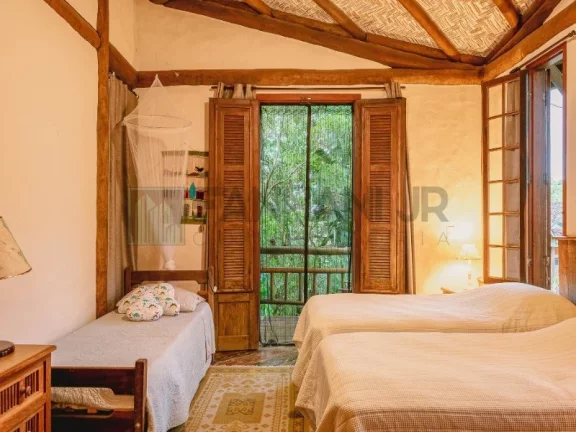 Imagem Linda costeira localizada na Região Norte da Ilha!!!! Piso superior: 3 suítes com varanda, sendo a suíte Master com banheira de hidromassagem e espa