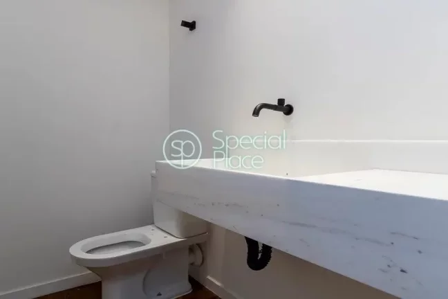 Imagem Apto com 129,23m² no Itaim Bibi Sala ampla para 2 ambientes com cozinha integrada e armários plane...