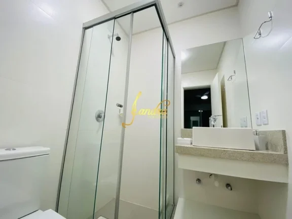Imagem Lindo sobrado em condomínio fechado com piscina com 05 suítes