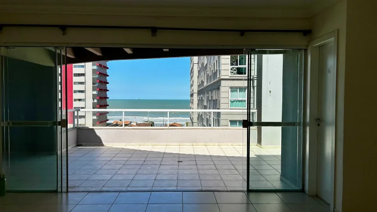 Imagem Cobertura com 3 dormitórios sendo 1 suíte e 2 vagas de garagem em Navegantes/SC