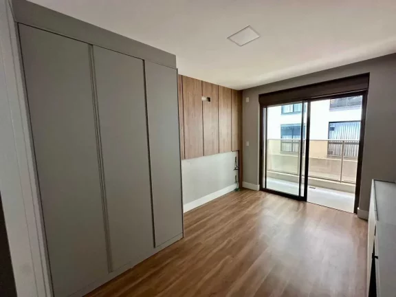 Imagem Apartamento semimobiliado com 3 dormitórios sendo 3 suítes e 2 vagas de garagem em Itajaí
