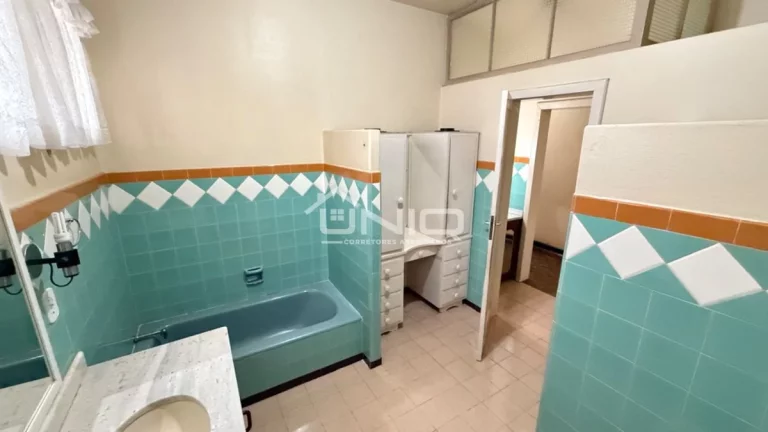 Imagem Casa com Amplo Terreno - No Centro