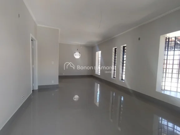 Imagem Casa com ótima planta, oferecendo muito potencial de personalização. Necessita de reformas, mas c...