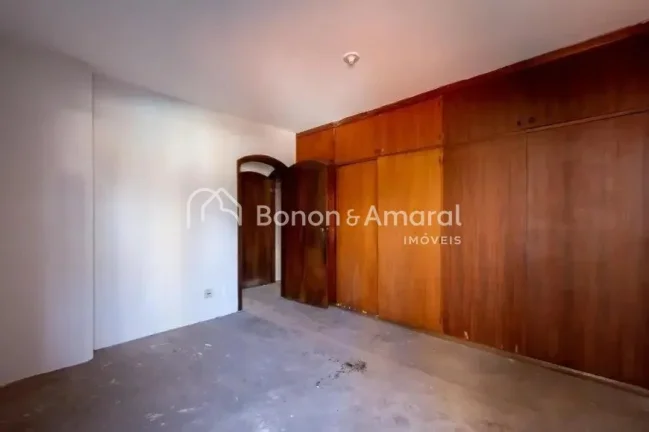 Imagem Apartamento aconchegante à venda, com 4 quartos, sendo 1 suíte, e 4 banheiros no total. Bem arejad...