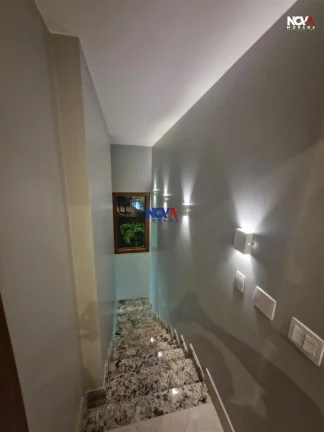 Imagem Conheça esta deslumbrante casa triplex, com 280m de área privativa, localizada no condomínio no R...